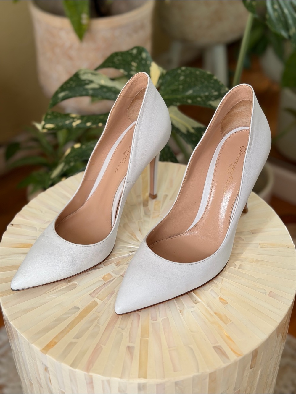 ** EXCELLENT CONDITION ** Gianvito Rossi White Heels 37.5 / 7